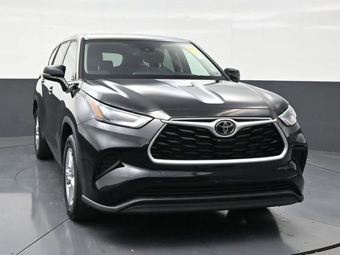 Used 2022 Toyota Highlander L FWD image 7