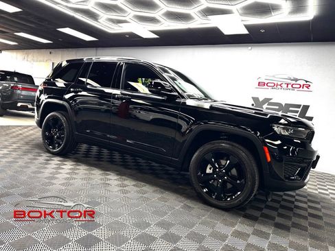 Used 2024 Jeep Grand Cherokee Altitude RWD image 1