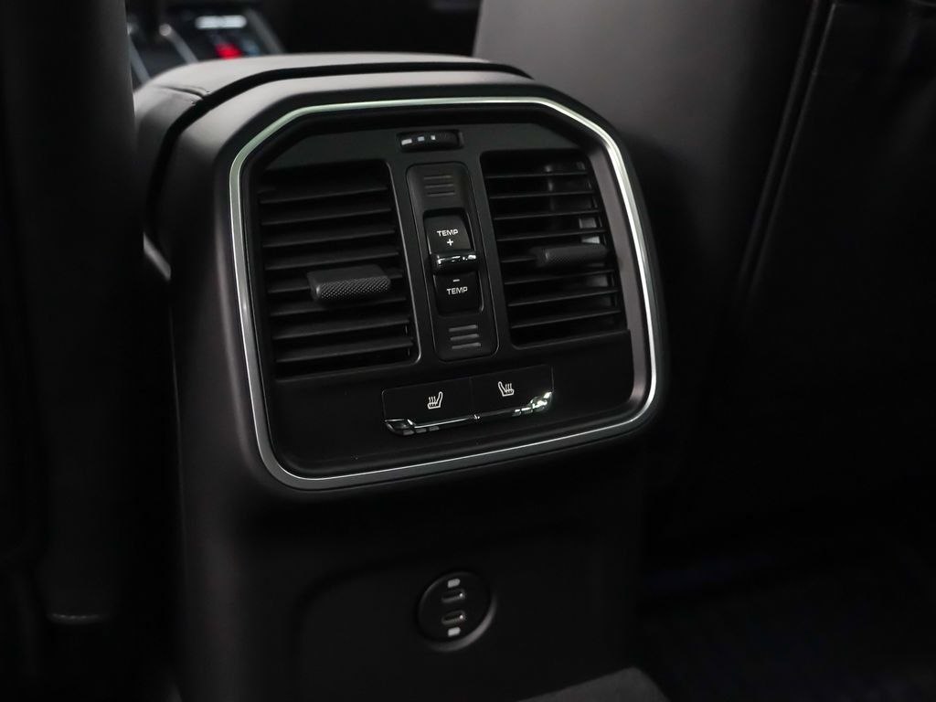Certified 2026 Porsche Macan AWD/4WD image 20