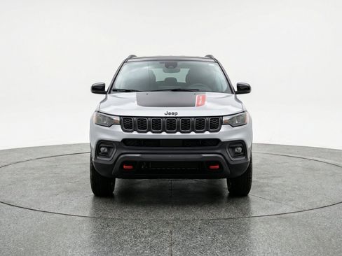 Used 2025 Jeep Compass Trailhawk AWD/4WD image 2