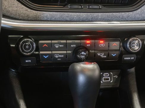 Used 2025 Jeep Compass Latitude w/ Sun & Sound Group AWD/4WD image 21