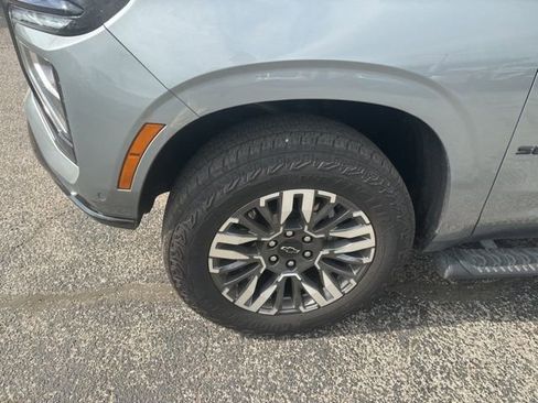 Used 2025 Chevrolet Suburban Z71 image 10