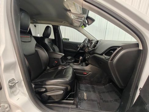 Used 2019 Jeep Cherokee Trailhawk AWD/4WD image 22