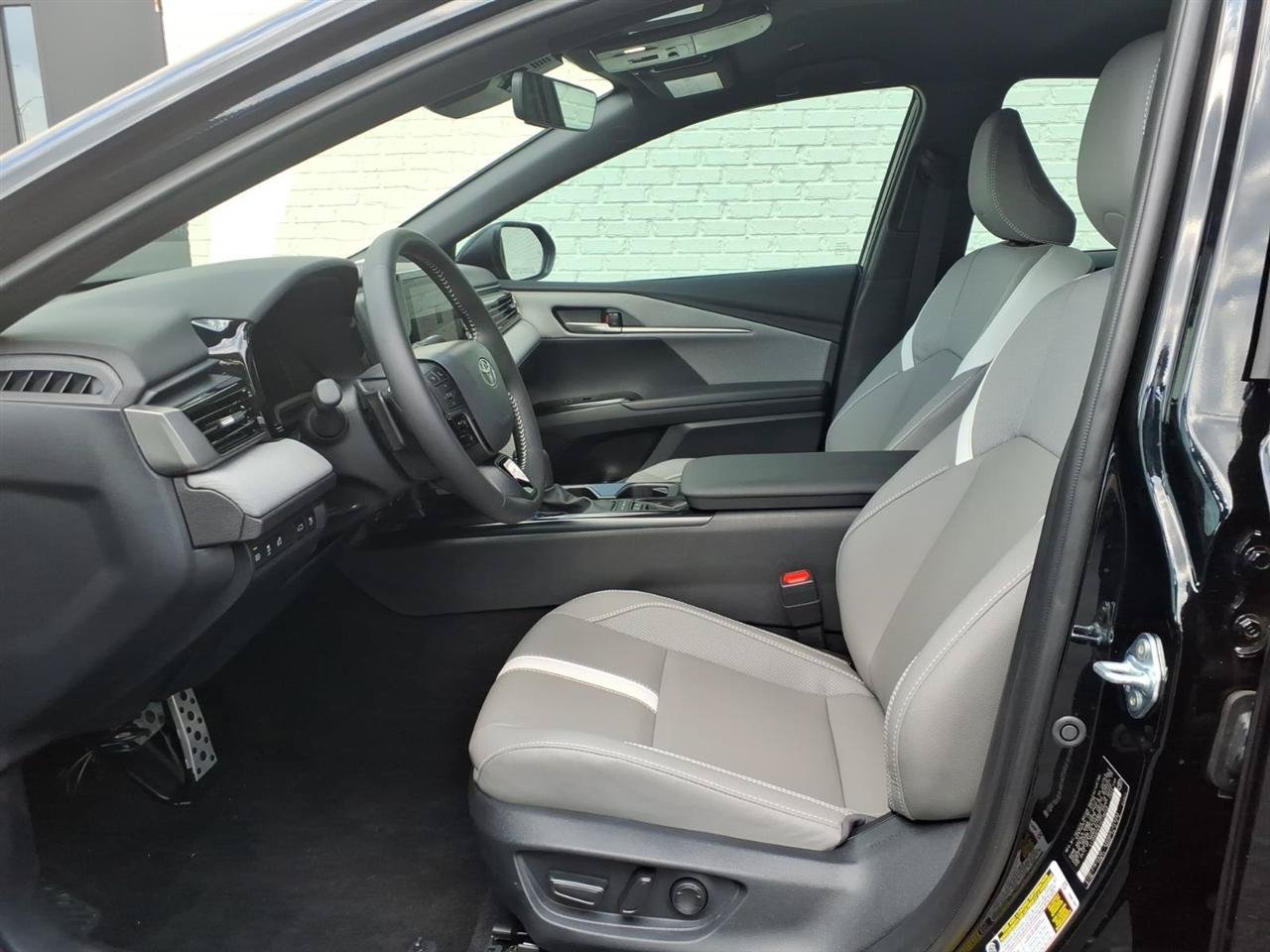 Used 2026 Toyota Camry SE w/ Convenience Package FWD image 12
