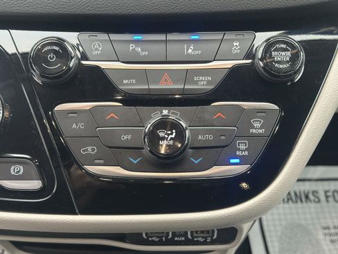 Used 2024 Chrysler Pacifica Touring-L image 15