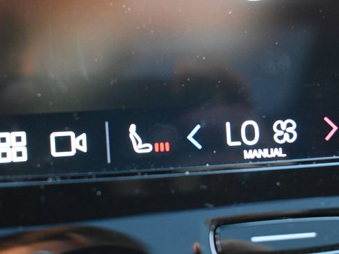 Used 2025 Volvo XC40 B5 Core image 32