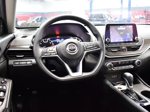 Used 2025 Nissan Altima 2.5 SV FWD image 8