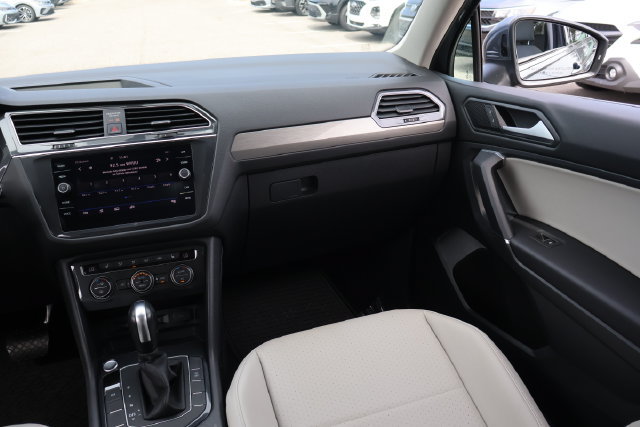 Certified 2020 Volkswagen Tiguan SE w/ Panoramic Sunroof Package AWD/4WD image 18