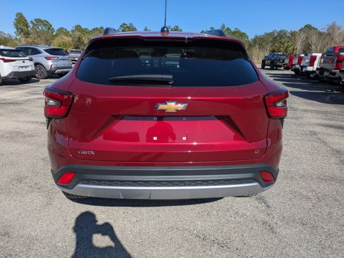 Used 2025 Chevrolet Trax LT w/ LT Convenience Package FWD image 5
