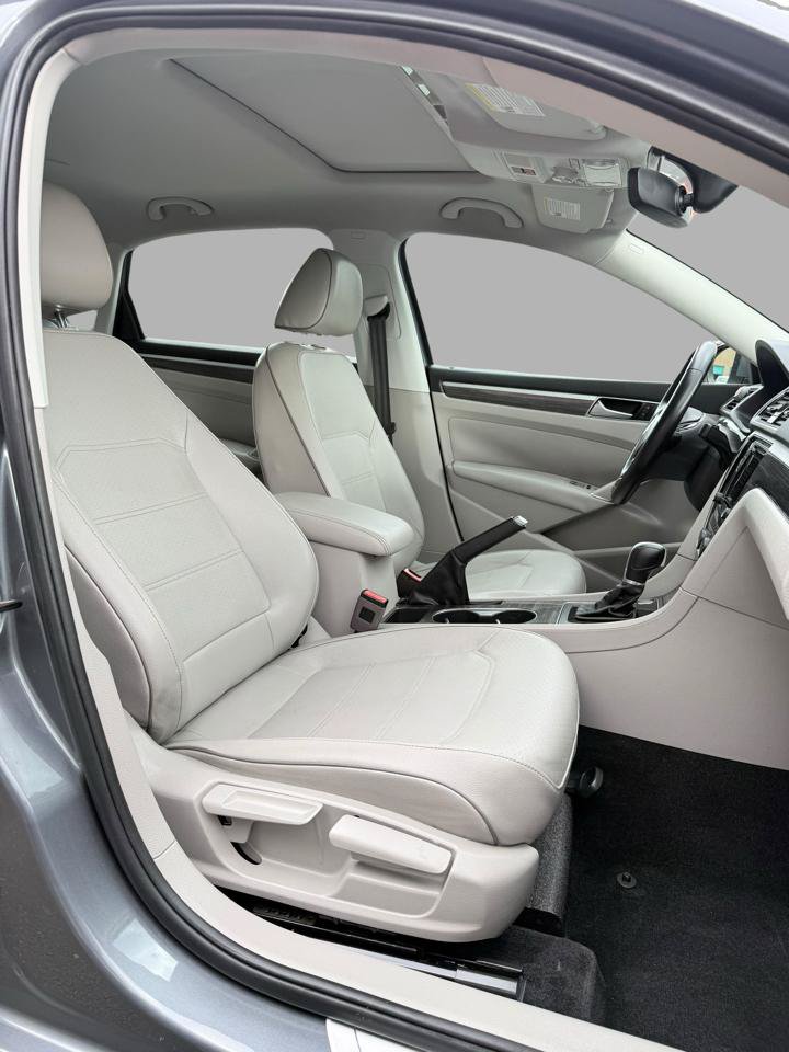 Used 2018 Volkswagen Passat 2.0T SE FWD image 33