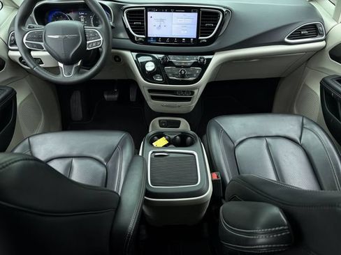 Used 2023 Chrysler Pacifica Touring-L FWD image 17
