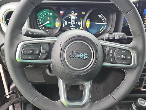 Used 2025 Jeep Wrangler Unlimited Sahara AWD/4WD image 8