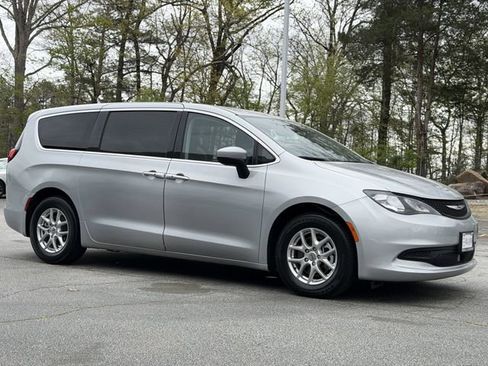 Used 2023 Chrysler Voyager LX image 3