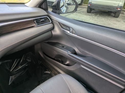 Used 2018 Toyota Camry LE image 17