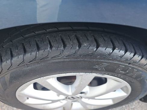 Used 2021 Volkswagen Golf 4-Door image 9