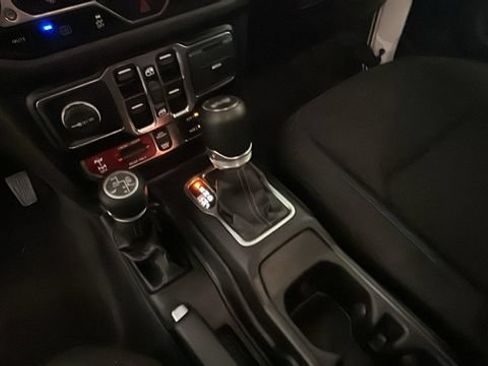 Used 2024 Jeep Wrangler Unlimited Rubicon 4xe AWD/4WD image 19