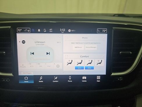 Used 2023 Chrysler Pacifica Touring-L image 7