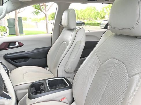 Used 2020 Chrysler Pacifica Limited image 14