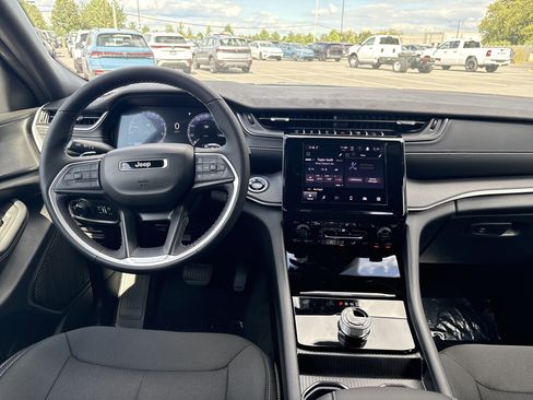 New 2025 Jeep Grand Cherokee Laredo X w/ Luxury Tech Group I image 23