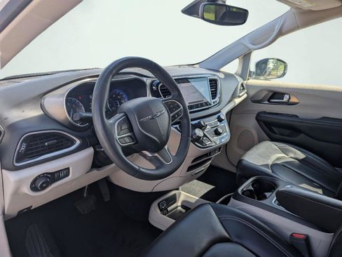 Used 2023 Chrysler Pacifica Touring-L FWD image 8