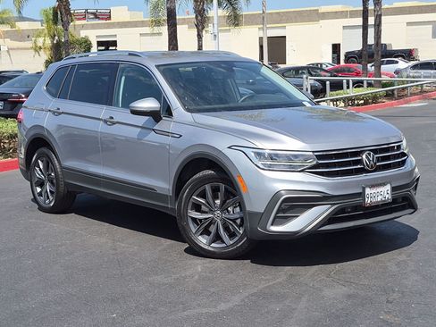 Used 2022 Volkswagen Tiguan SE AWD/4WD image 2
