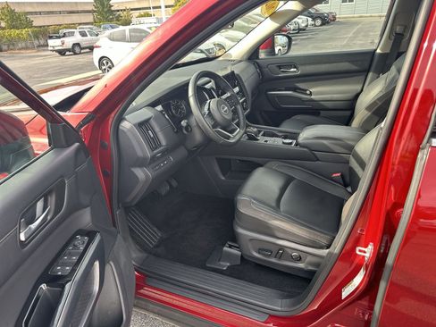 Certified 2024 Nissan Pathfinder SL image 11