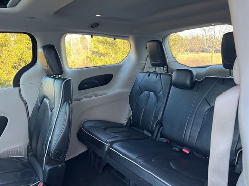 Used 2023 Chrysler Pacifica Limited image 28