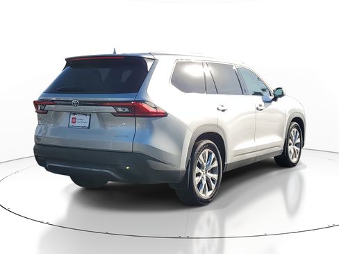 Used 2024 Toyota Grand Highlander Limited image 2