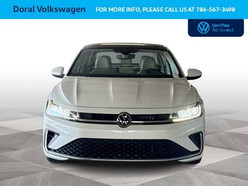 Used 2025 Volkswagen Jetta SE image 3