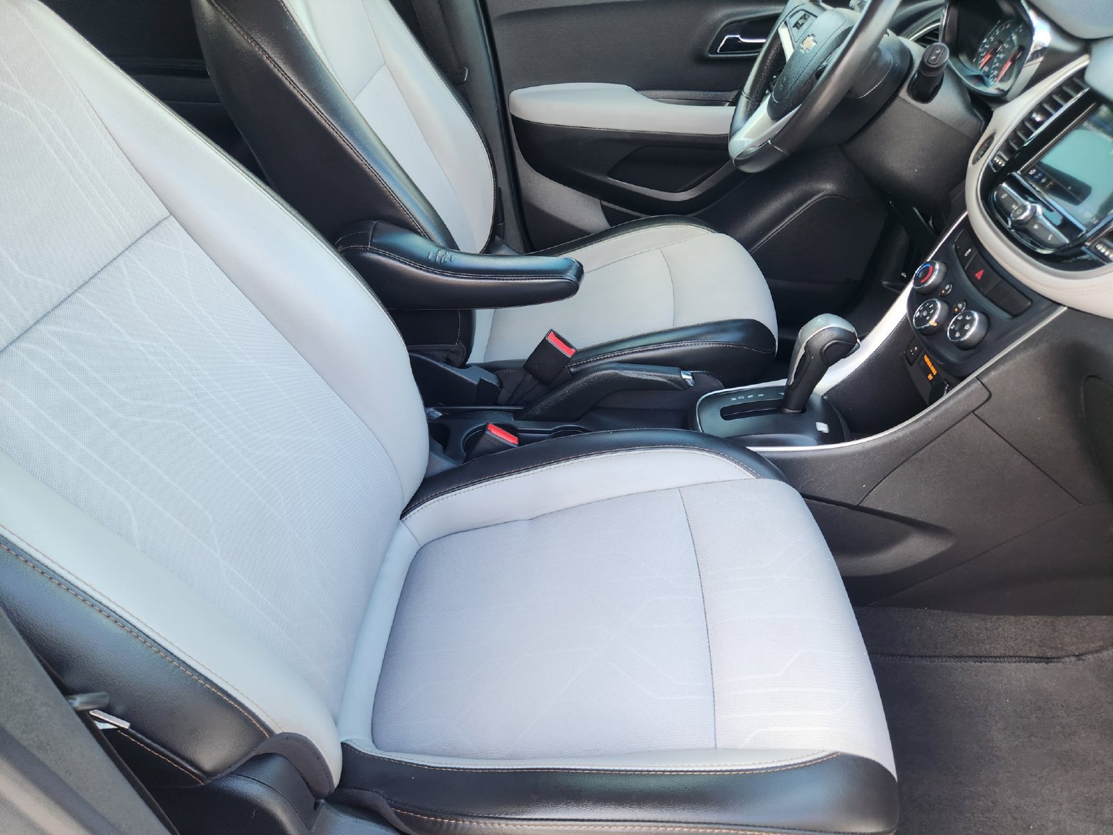 Used 2018 Chevrolet Trax LT w/ LT Convenience Package AWD/4WD image 16