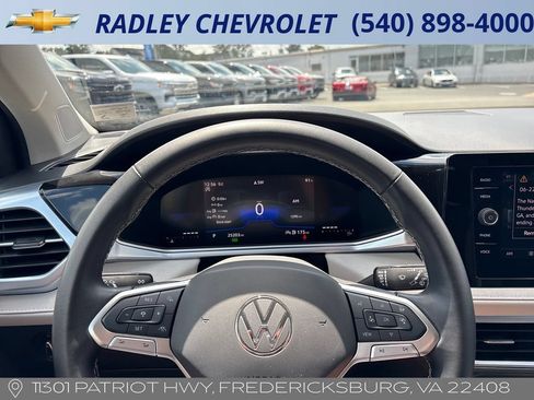 Used 2025 Volkswagen Taos SE AWD/4WD image 6