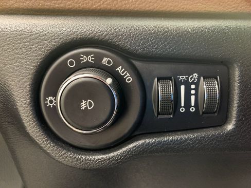 Used 2017 Chrysler Pacifica Limited FWD image 29