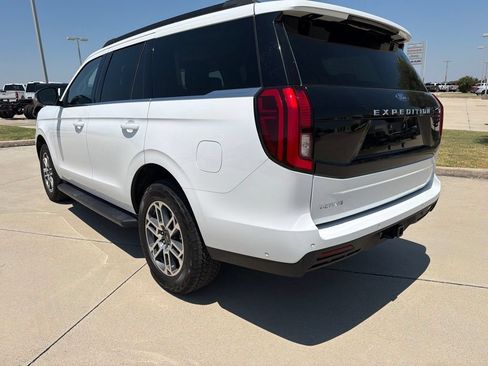 Used 2025 Ford Expedition Active AWD/4WD image 3