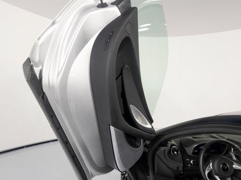 Used 2022 McLaren GT RWD image 10