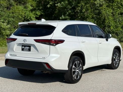 Used 2023 Toyota Highlander XLE FWD image 12