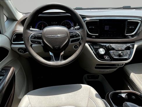 Used 2019 Chrysler Pacifica Touring Plus FWD image 8