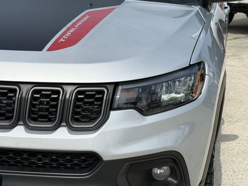 Used 2025 Jeep Compass Trailhawk AWD/4WD image 12
