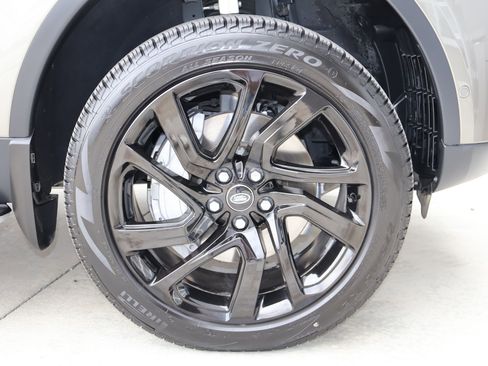 Certified 2025 Land Rover Discovery S AWD/4WD image 32