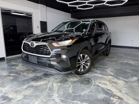 Used 2020 Toyota Highlander XLE AWD/4WD image 1