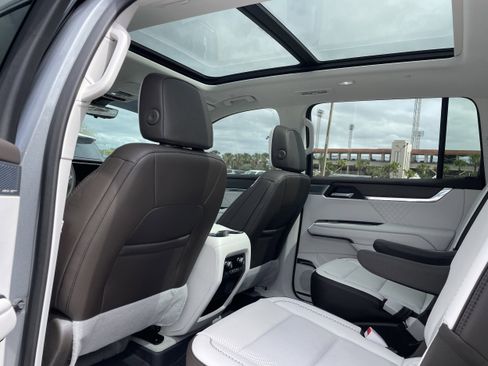 Certified 2025 GMC Acadia Denali w/ Super Cruise Package image 17