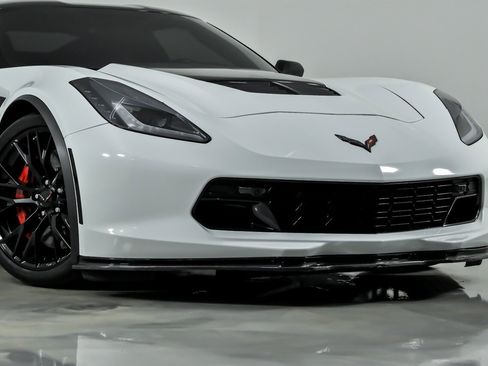 Used 2019 Chevrolet Corvette Z06 RWD image 3