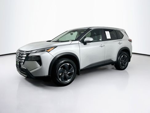Used 2025 Nissan Rogue SV AWD/4WD image 3