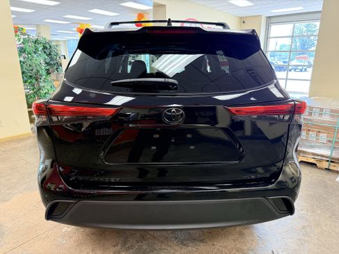 Used 2023 Toyota Highlander XLE AWD/4WD image 15
