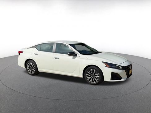 Used 2025 Nissan Altima 2.5 SV FWD image 2