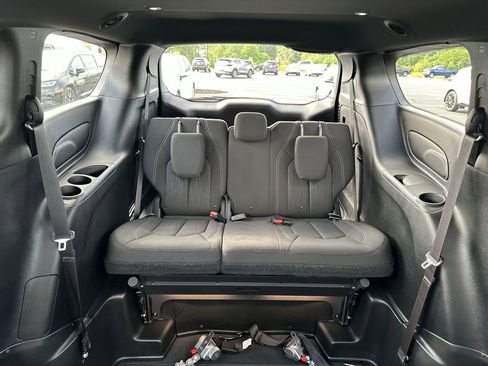 Used 2019 Chrysler Pacifica Touring Plus w/ S Appearance Package FWD image 13