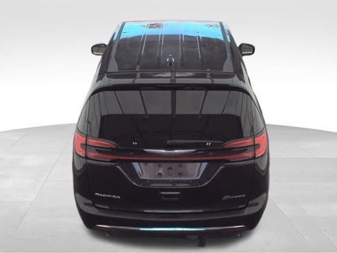 Used 2022 Chrysler Pacifica Touring-L image 3