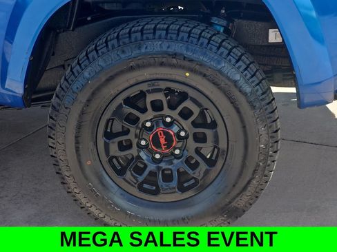 Used 2017 Toyota Tacoma TRD Sport AWD/4WD image 36