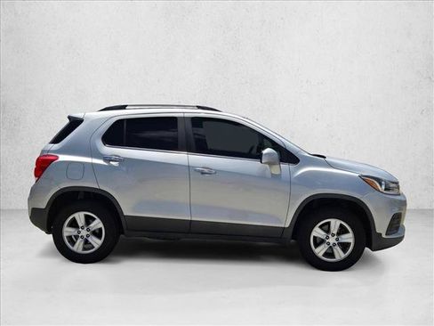 Used 2017 Chevrolet Trax LT w/ LT Convenience Package AWD/4WD image 4