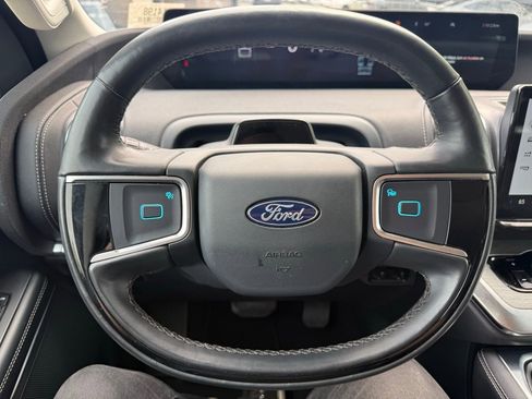 Used 2025 Ford Expedition Platinum image 13