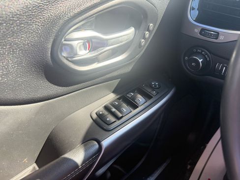 Used 2021 Jeep Cherokee Limited image 18